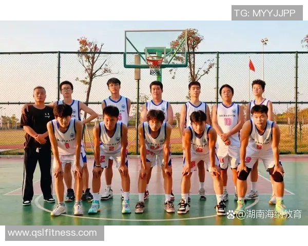 激情燃烧赛场奋力拼搏展风采凝聚力量共谱体育精彩篇章