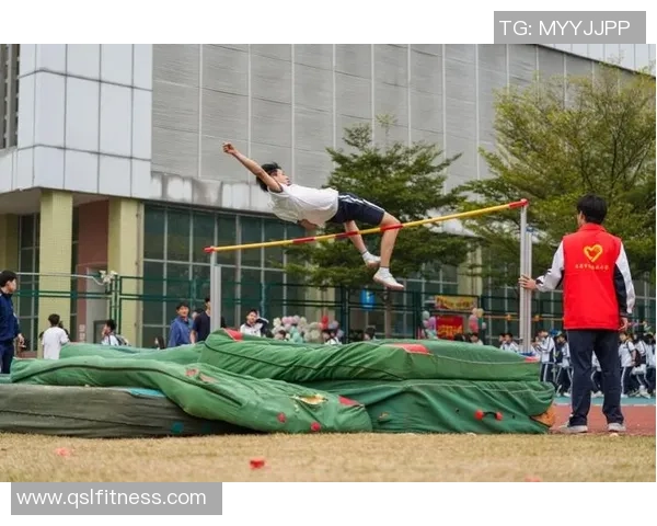 激烈角逐与精彩瞬间展现 体育比赛背后的奋斗与荣耀